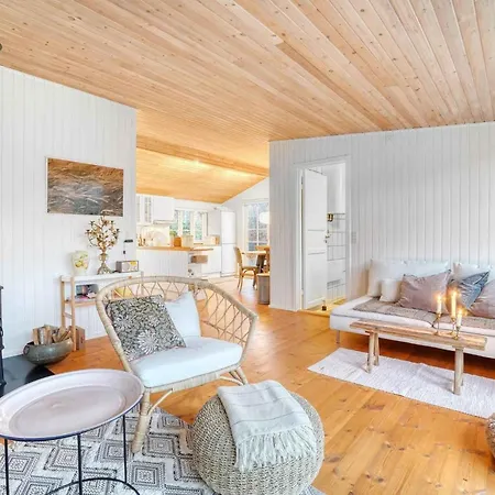 Within Walking Distance To The Sea * Dronningmølle